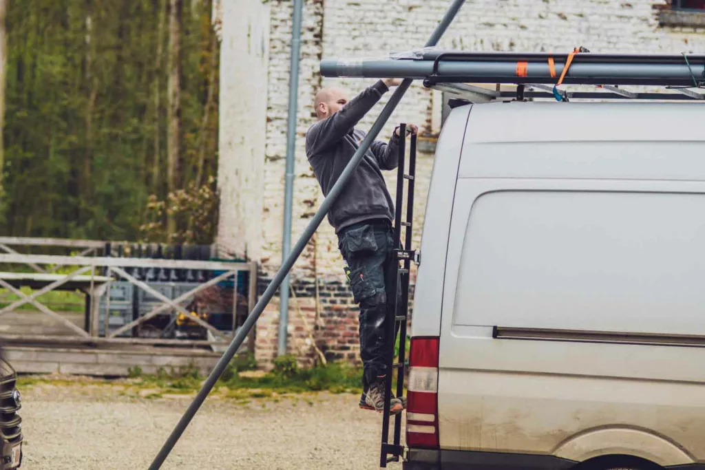 Technicien installant une chaudière à pellet en Belgique – YRO Technique